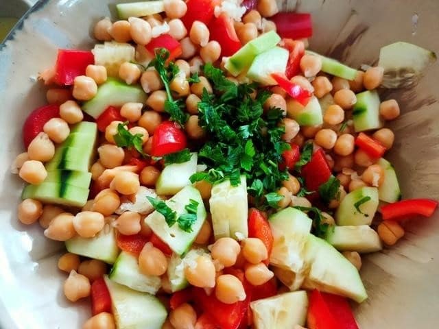 Салат с горохом нут