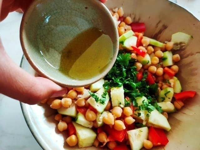 Салат с горохом нут