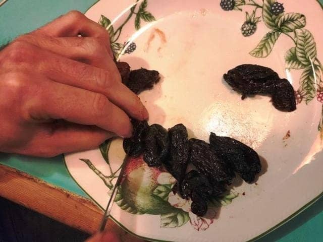 Чернослив в беконе, запеченный в духовке