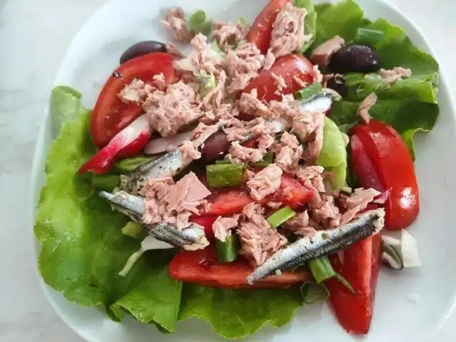 Салат Нисуаз с тунцом: классический рецепт