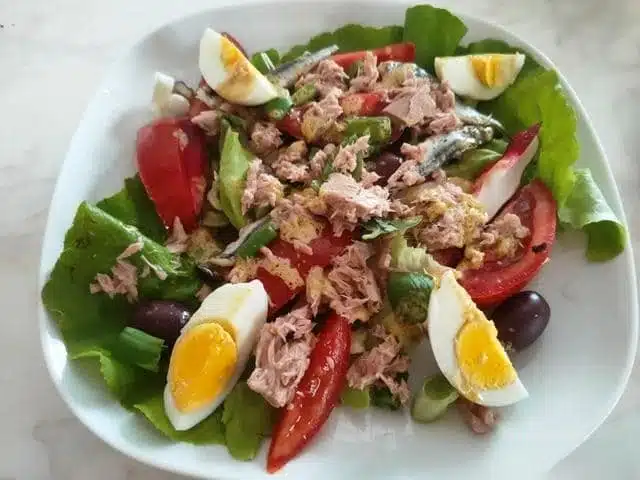 Салат Нисуаз с тунцом: классический рецепт